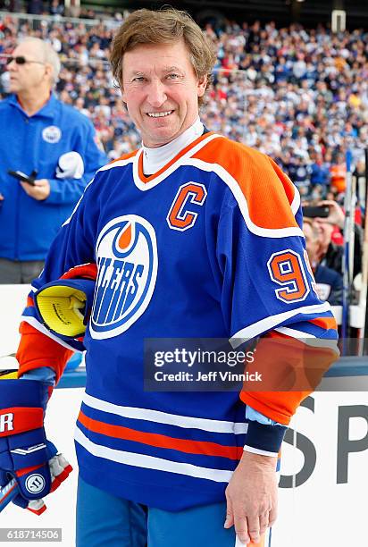 Wayne Gretzky of the Edmonton Oilers alumni team smiles during team introductions for the 2016 Tim Hortons NHL Heritage Classic Alumni Game against...