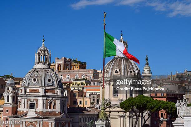 the domes of santa maria di loreto and chiesa ss nome di maría, rome, italy - bandiera italia foto e immagini stock