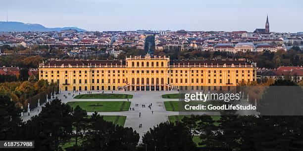schonbrunn palace vienna - schonbrunn palace vienna stock pictures, royalty-free photos & images