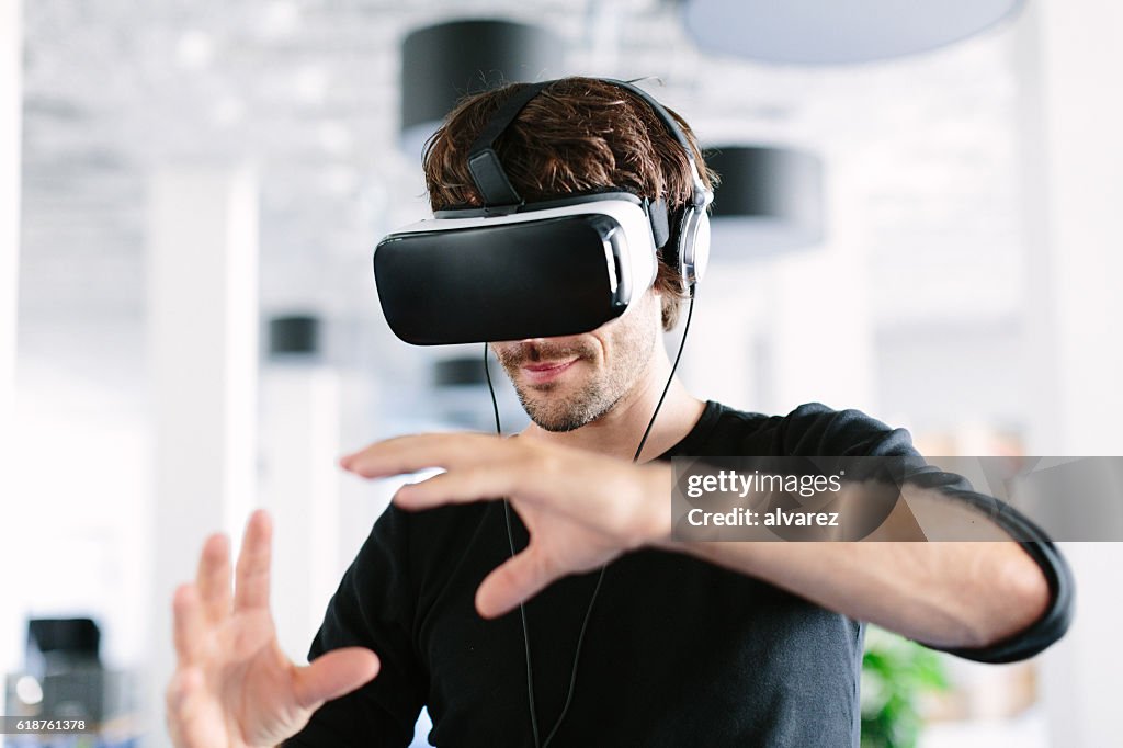 Mann mit Virtual-Reality-Simulator-Headset