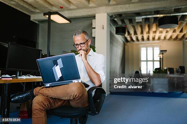 businessman busy working on laptop - oprichter stockfoto's en -beelden
