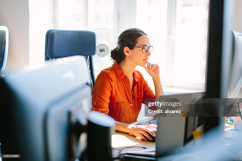 Business-Frau arbeitet auf ihrem Schreibtisch