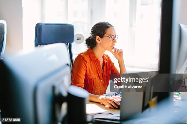 business woman working at her desk - pc woman stockfoto's en -beelden