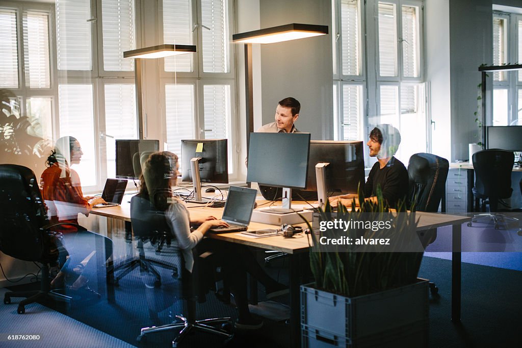 Geschäftsleute, die in modernen Büroräumen arbeiten