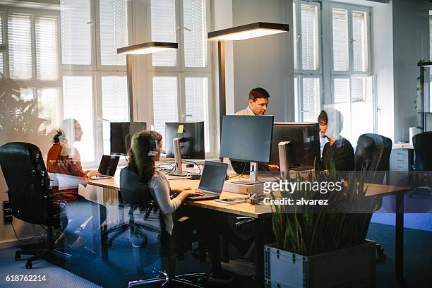 ビジネス人々の作業の現代的なオフィス - office cabin ストックフォトと画像