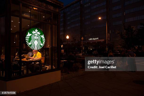 starbucks at dupont circle, washington dc - macbook business stock pictures, royalty-free photos & images