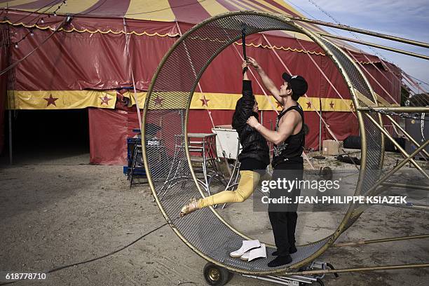 High Risk Acrobats 33 Acrobats Of Medrano Photos & High Res Pictures - Getty Images