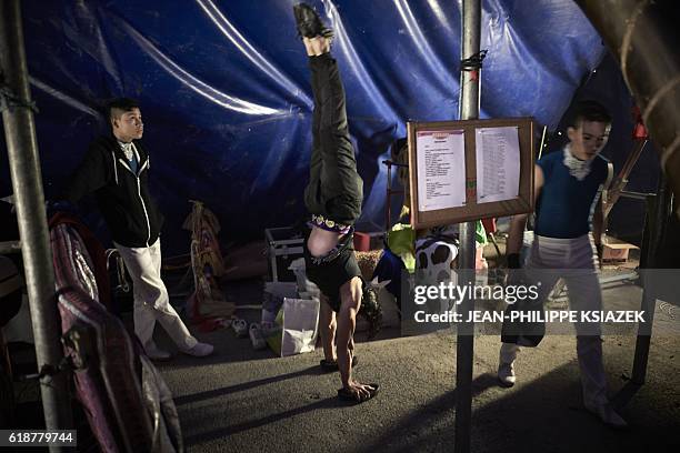 High Risk Acrobats 33 Acrobats Of Medrano Photos & High Res Pictures - Getty Images
