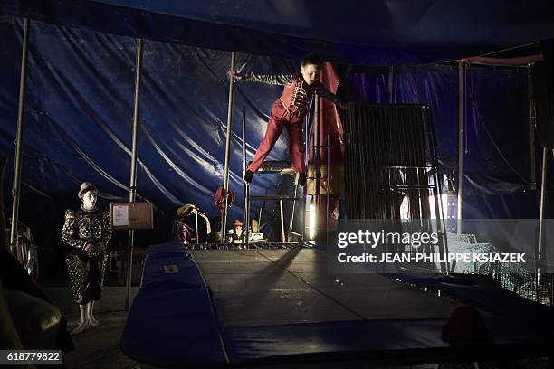 High Risk Acrobats 31 Acrobats Of Medrano Photos & High Res Pictures - Getty Images