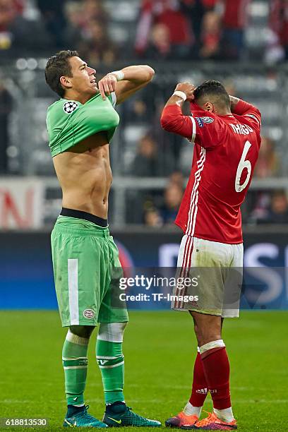 Munich, Germany , UEFA Champions League - 2016/17 Season, Group D - Matchday 3, FC Bayern Muenchen - PSV Eindhoven, Hector Moreno und Thiago v.l....