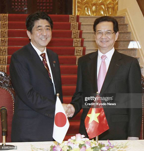 Vietnam - Japanese Prime Minister Shinzo Abe and his Vietnamese counterpart Nguyen Tan Dung shake hands after holding a joint press conference in...