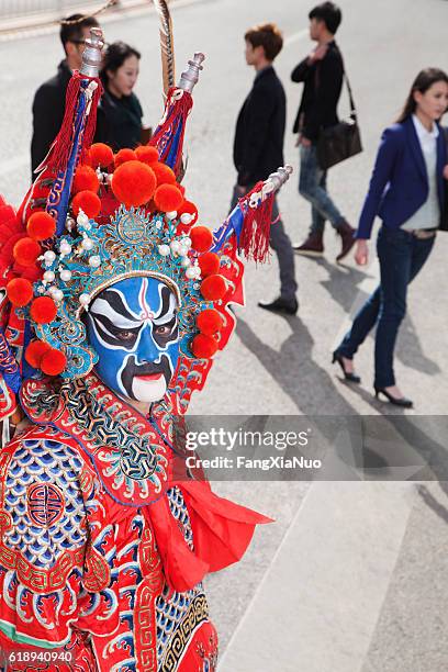 chinese traditional opera singer crossing street in city - the masked singer 個照片及圖片檔