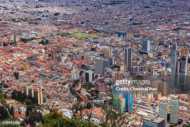 bogota, kolumbien - altes und neues stadtzentrum von monserrate aus gesehen - la candelaria bogota stock-fotos und bilder