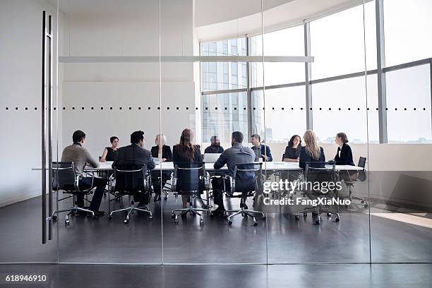 kollegen bei geschäftstreffen im konferenzraum - versammlung stock-fotos und bilder