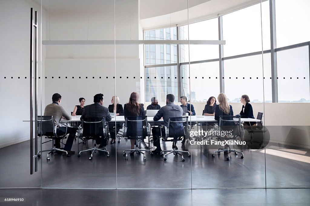 Colleghi alla riunione di lavoro in sala conferenze