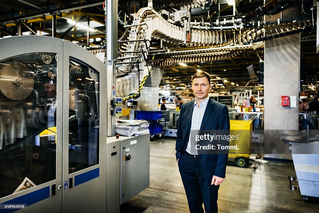 Manager-Porträt in riesiger Fabrik