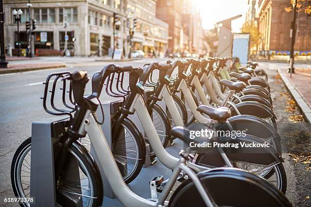 bicycle sharing system - bicycle rental stockfoto's en -beelden