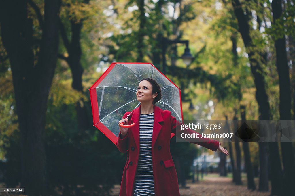 Schöne junge Frau genießt einen regnerischen Tag