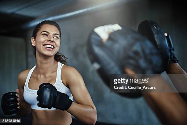 boxing her way to a ripper body - desporto de combate imagens e fotografias de stock