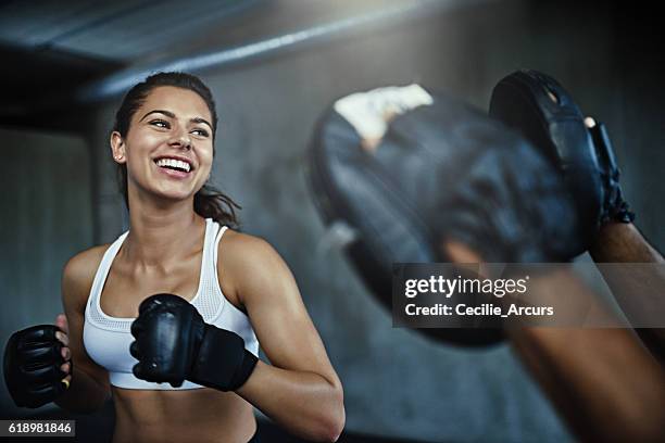 boxing her way to a ripper body - gym workout imagens e fotografias de stock