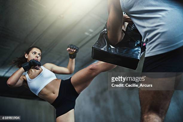 be prepared for whatever life throws at you - woman gym boxing stockfoto's en -beelden