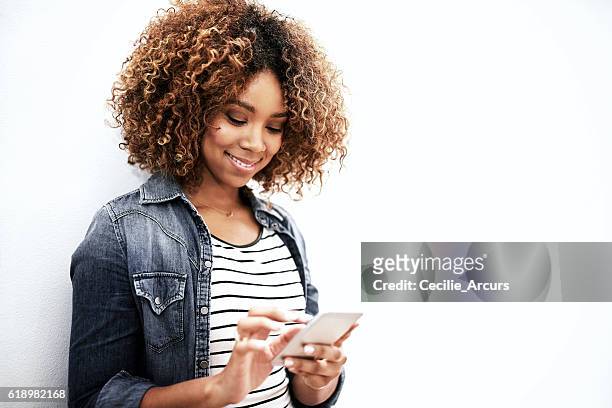 tippen sie auf das volle potenzial ihres telefons - african american young woman portrait white background stock-fotos und bilder