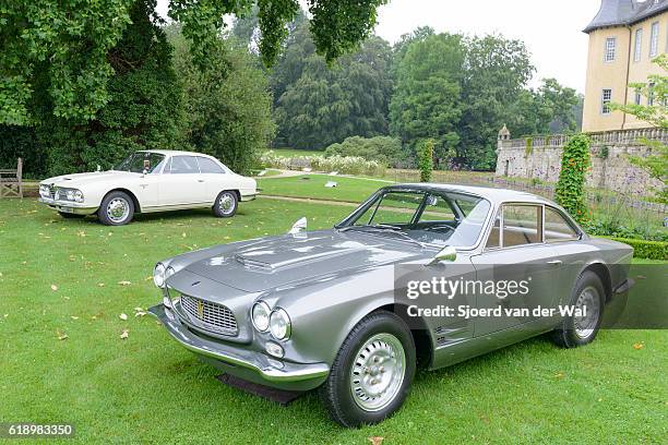 maserati sebring 3500 gti und alfa romeo 2600 sprint - alfa romeo spider stock-fotos und bilder