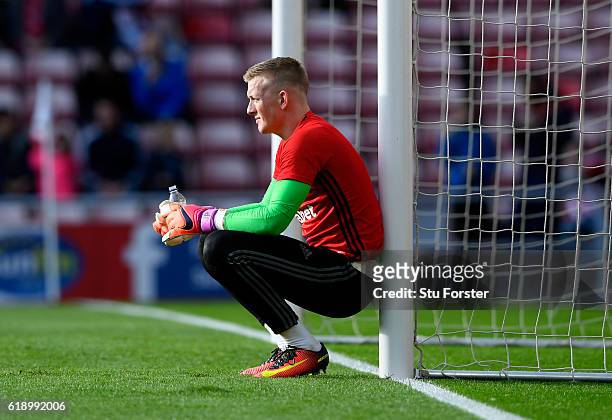 Jordan Pickford of Sunderland wamrs up prior to kick off during the Premier League match between Sunderland and Arsenal at the Stadium of Light on...