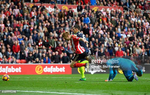 Duncan Watmore of Sunderland is challenged by Petr Cech of Arsenal in the box resulting in the penalty kick during the Premier League match between...