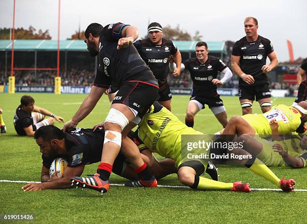 Billy Vunipola of Saracens dives over to score their third try during the Aviva Premiership match between Saracens and Leicester Tigers at Allianz...