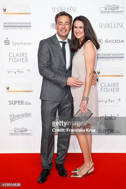German actor Jan Sosniok and his wife Nadine Moellers attend the Goldene Henne on October 28, 2016 in Leipzig, Germany.