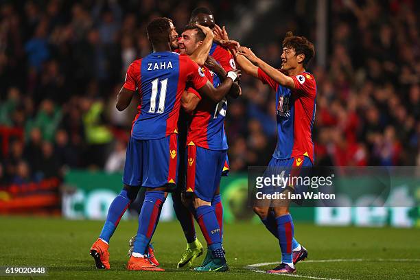 James McArthur of Crystal Palace celebrates scoring his team's first goal with his team mates during the Premier League match between Crystal Palace...
