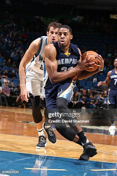 Stephens of the Memphis Grizzlies drives to the basket against the Minnesota Timberwolves during an NBA preseason game on October 19, 2016 at Target...