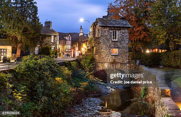 bridge house, ambleside, lake district, cumbria, england - ambleside the lake district stock-fotos und bilder