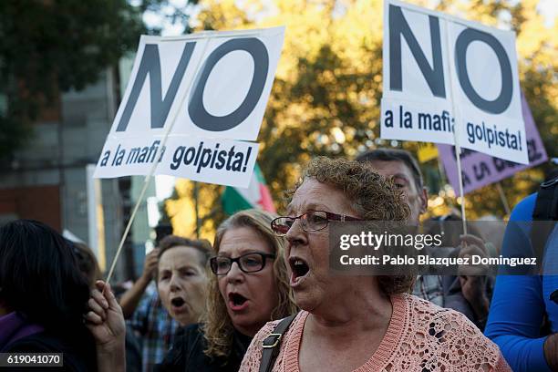 Demonstrators shout slogans and hold placards as the investiture debate takes place near the Spanish Parliament on October 29, 2016 in Madrid, Spain....