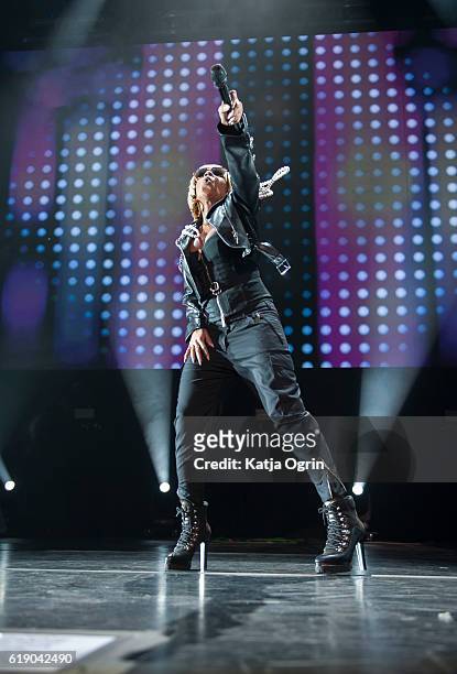 Mary J Blige performs at Genting Arena on October 29, 2016 in Birmingham, England.