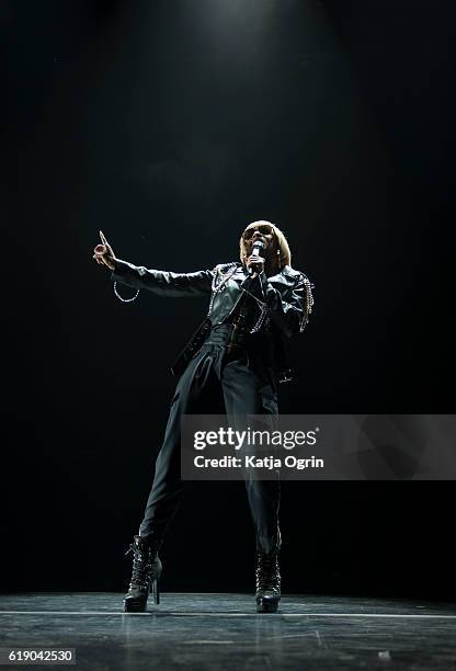 Mary J Blige performs at Genting Arena on October 29, 2016 in Birmingham, England.