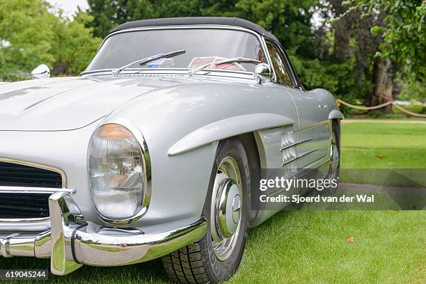 mercedes-benz 300sl roadster cabrio-oldtimer-sportwagen - mercedes benz 300sl gullwing stock-fotos und bilder