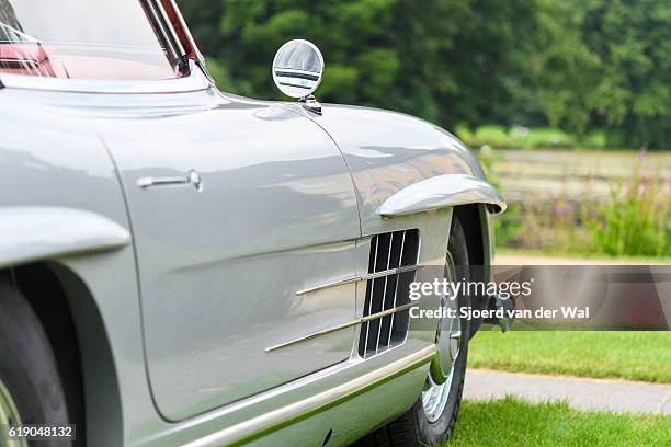 mercedes-benz 300sl roadster cabrio-oldtimer-sportwagen - mercedes benz 300sl gullwing stock-fotos und bilder
