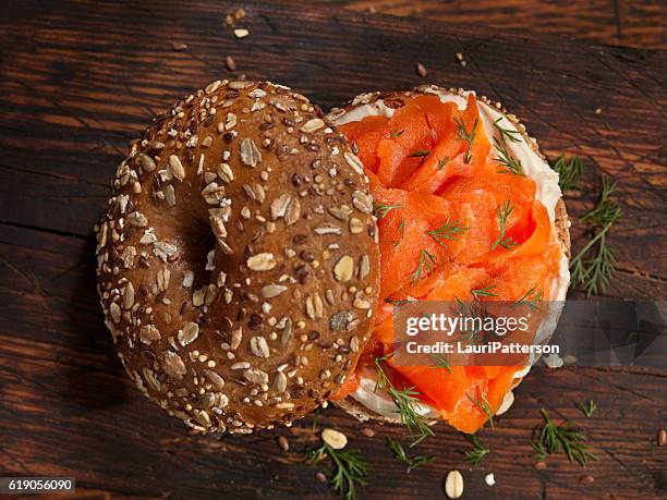 bagel de salmão defumado com cream cheese e dill fresco - bagel - fotografias e filmes do acervo