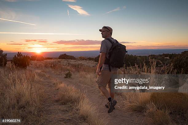 homem caminhando paisagem natureza - sandia mountains - fotografias e filmes do acervo