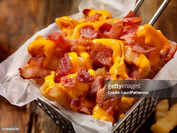 cesta de bacon cheesy crinkle cut papas fritas - bacon fotografías e imágenes de stock