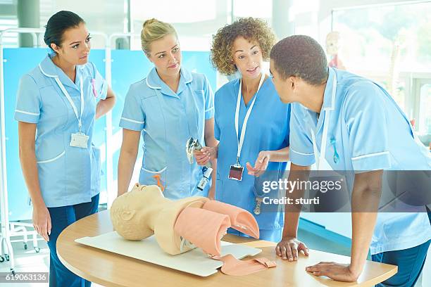 formación de estudiantes de medicina - intubation fotografías e imágenes de stock