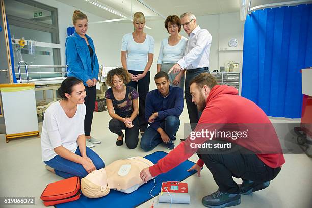 defibrulator training class - cpr stock pictures, royalty-free photos & images