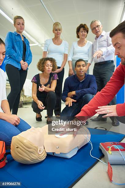 defibrulator training - cpr stock pictures, royalty-free photos & images