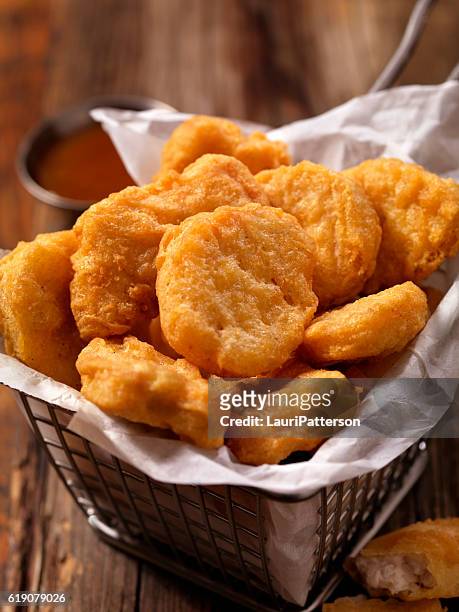korb mit chicken nuggets mit süßer und saurer sauce - chicken nuggets stock-fotos und bilder