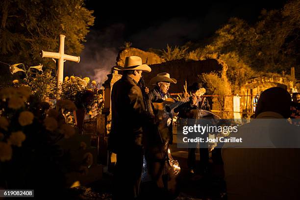 musicians playing in cemetery in oaxaca, mexico - the dead band stock pictures, royalty-free photos & images