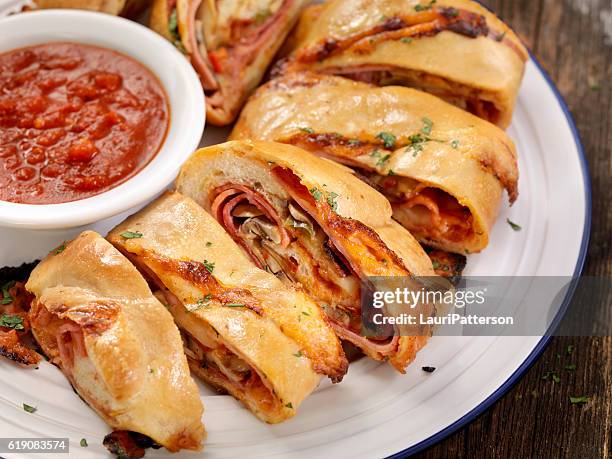 stromboli mit pepperoni, salami, pilzen und paprika - calzone stock-fotos und bilder