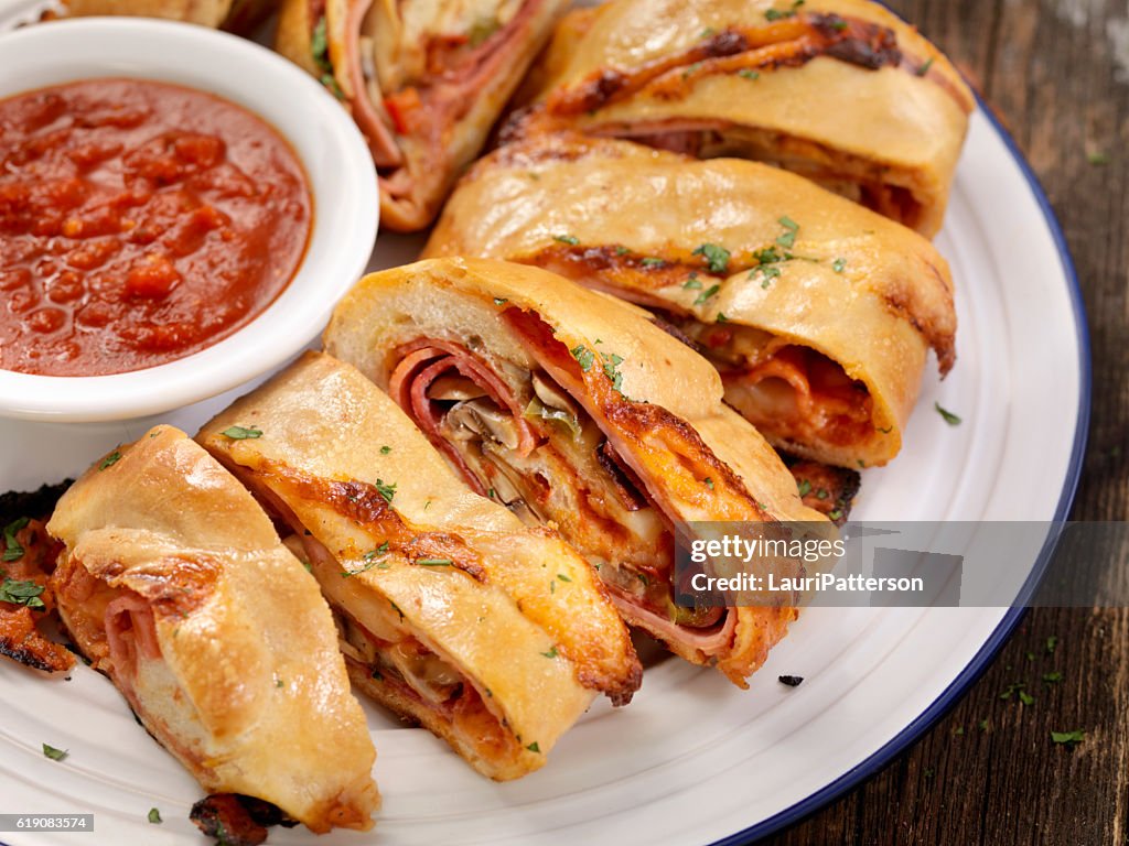Stromboli com Pepperoni, Salame, Cogumelos e Pimentas