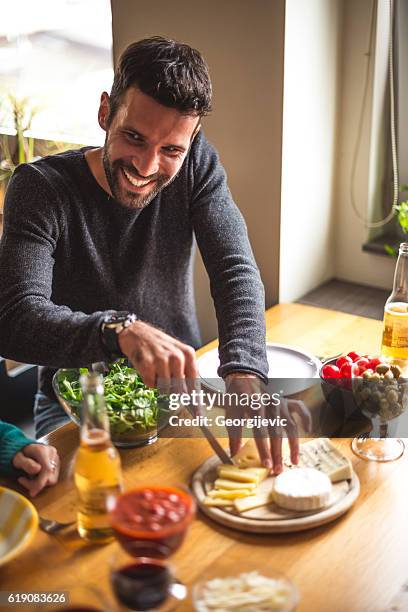 agarrar una rebanada - friends sharing mediterranean fotografías e imágenes de stock